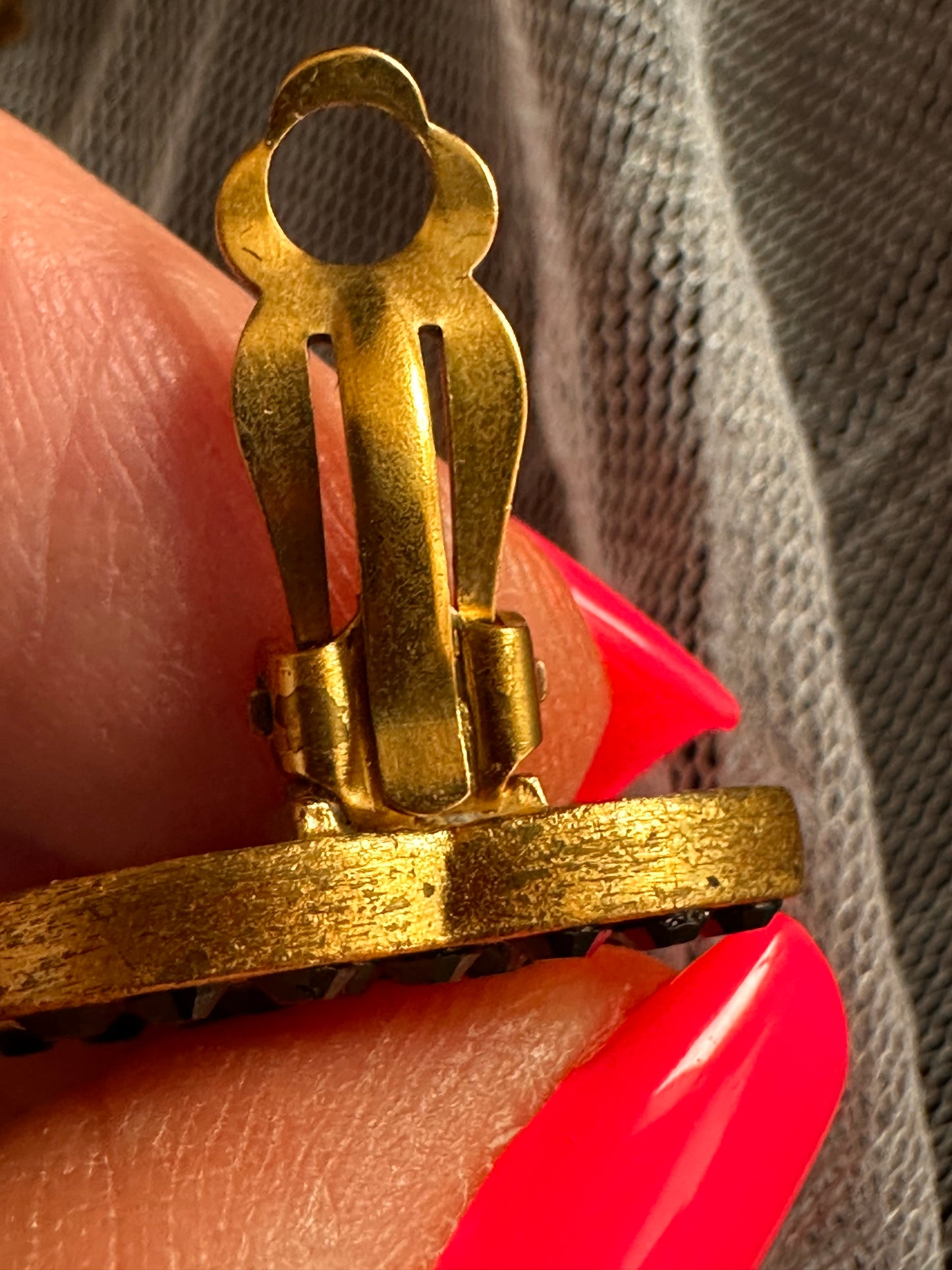 Chanel earrings clip on