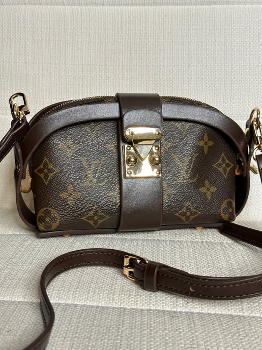 Unbranded make up pouch holder