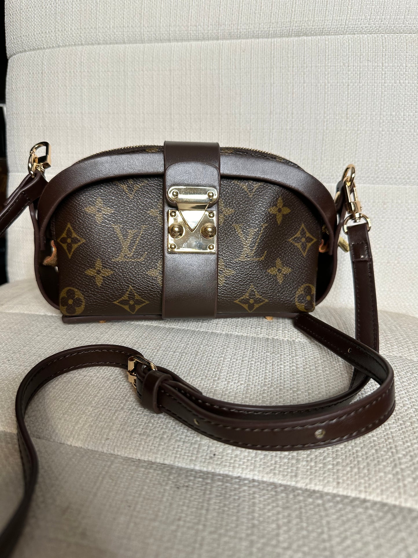 Unbranded make up pouch holder