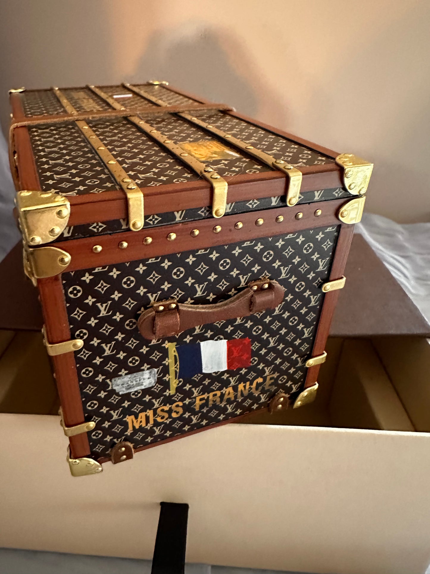 Louis Vuitton trunk paperweight “miss France”