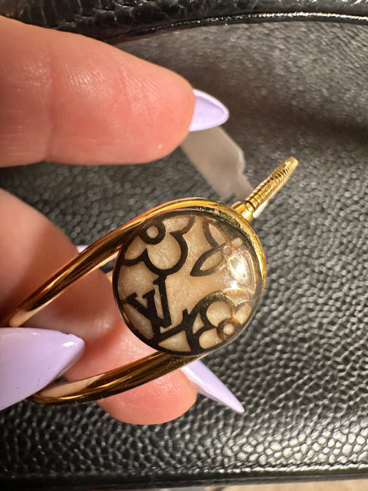 Louis Vuitton magnet bracelet size 6