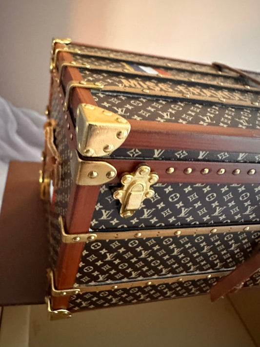 Louis Vuitton trunk paperweight “miss France”