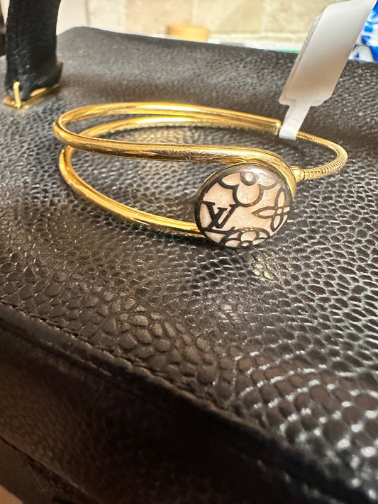 Louis Vuitton magnet bracelet size 6
